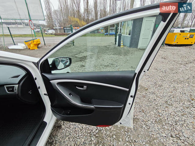 Білий Хендай i30, об'ємом двигуна 1.4 л та пробігом 105 тис. км за 8400 $, фото 16 на Automoto.ua