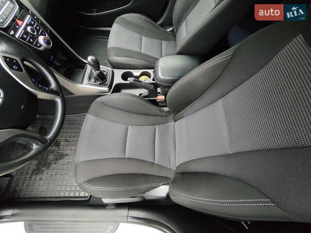 Білий Хендай i30, об'ємом двигуна 1.4 л та пробігом 105 тис. км за 8400 $, фото 9 на Automoto.ua