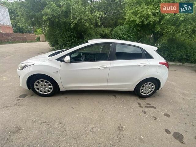 Белый Хендай i30, объемом двигателя 1.4 л и пробегом 146 тыс. км за 8000 $, фото 4 на Automoto.ua
