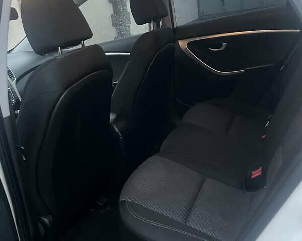 Белый Хендай i30, объемом двигателя 1.4 л и пробегом 127 тыс. км за 8800 $, фото 6 на Automoto.ua