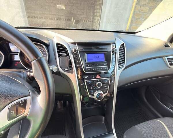 Белый Хендай i30, объемом двигателя 1.4 л и пробегом 180 тыс. км за 7500 $, фото 13 на Automoto.ua