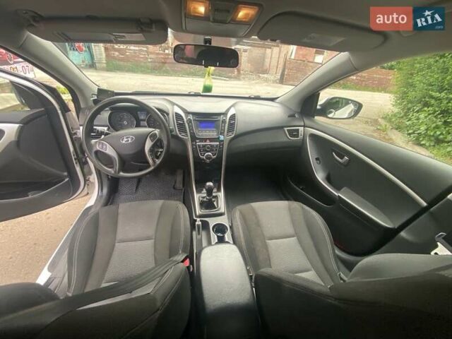 Белый Хендай i30, объемом двигателя 1.4 л и пробегом 146 тыс. км за 8000 $, фото 5 на Automoto.ua