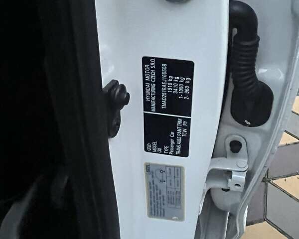 Белый Хендай i30, объемом двигателя 1.4 л и пробегом 127 тыс. км за 8800 $, фото 5 на Automoto.ua