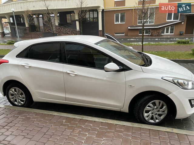 Белый Хендай i30, объемом двигателя 1.4 л и пробегом 239 тыс. км за 5500 $, фото 1 на Automoto.ua
