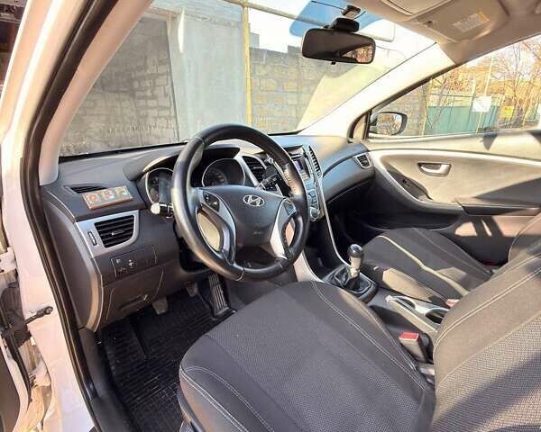 Белый Хендай i30, объемом двигателя 1.4 л и пробегом 180 тыс. км за 7500 $, фото 11 на Automoto.ua