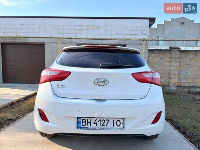 Белый Хендай i30, объемом двигателя 1.4 л и пробегом 180 тыс. км за 7500 $, фото 3 на Automoto.ua