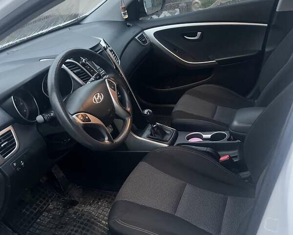 Белый Хендай i30, объемом двигателя 1.4 л и пробегом 127 тыс. км за 8800 $, фото 11 на Automoto.ua