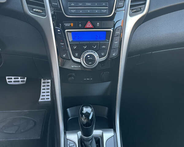 Белый Хендай i30, объемом двигателя 1.59 л и пробегом 135 тыс. км за 10700 $, фото 4 на Automoto.ua