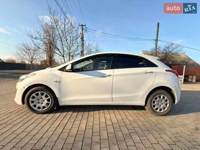 Белый Хендай i30, объемом двигателя 1.4 л и пробегом 180 тыс. км за 7500 $, фото 2 на Automoto.ua