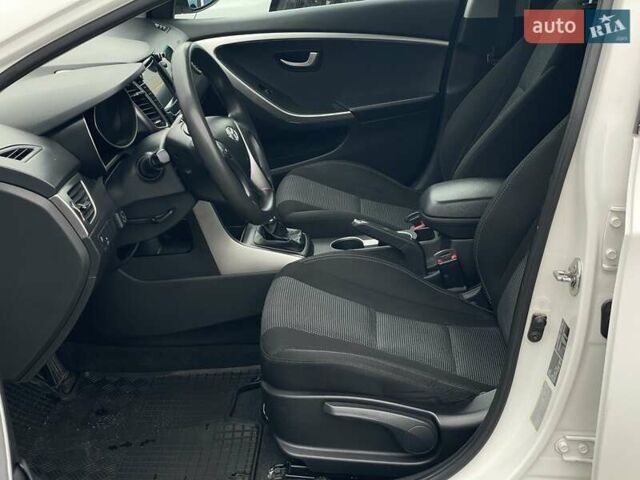 Хендай i30 2013 в Киеве на Automoto.ua Белый Хендай i30, объемом двигателя 1.4 л и пробегом 198 тыс. км за 6690 $, фото 18 на Automoto.ua