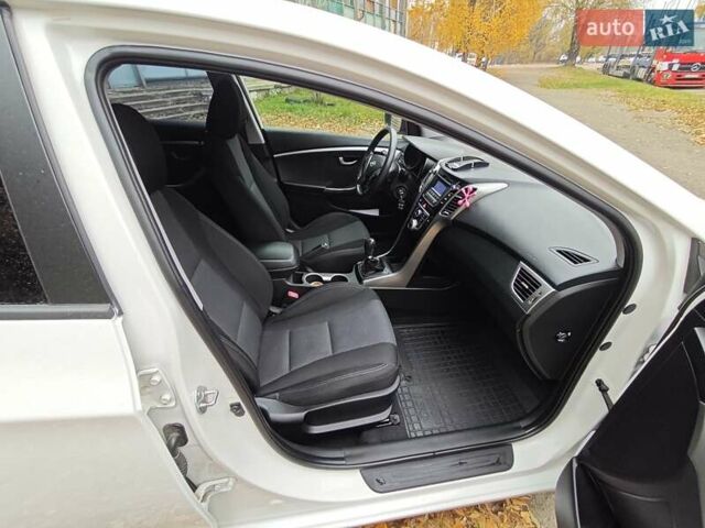 Белый Хендай i30, объемом двигателя 1.4 л и пробегом 105 тыс. км за 8400 $, фото 16 на Automoto.ua
