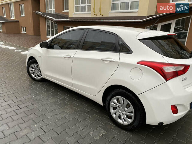 Белый Хендай i30, объемом двигателя 1.4 л и пробегом 239 тыс. км за 5500 $, фото 4 на Automoto.ua