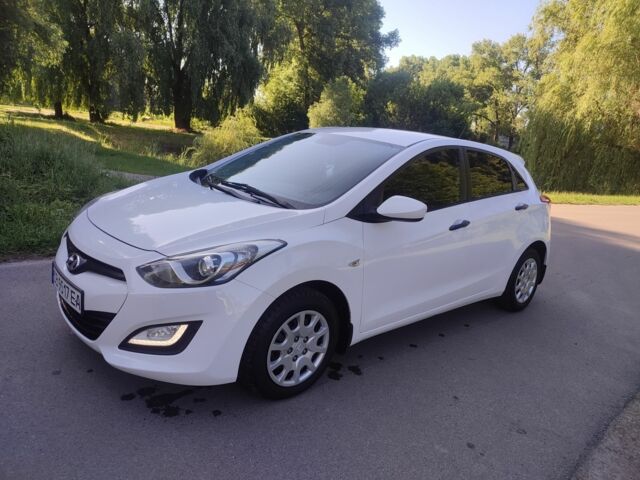 Белый Хендай i30, объемом двигателя 1.4 л и пробегом 227 тыс. км за 7500 $, фото 4 на Automoto.ua