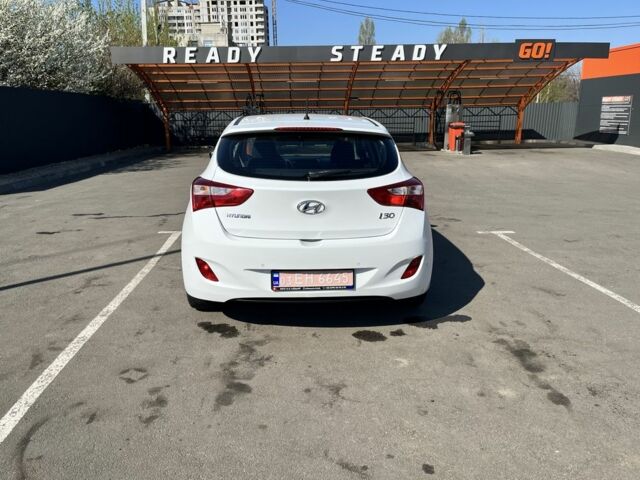 Белый Хендай i30, объемом двигателя 1.6 л и пробегом 131 тыс. км за 12500 $, фото 3 на Automoto.ua