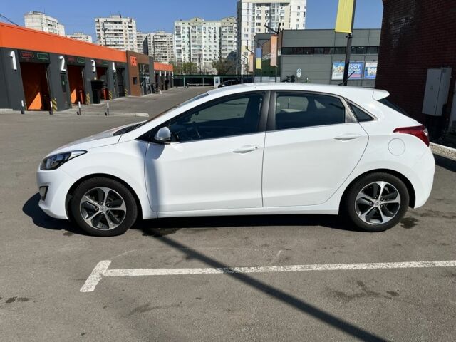 Белый Хендай i30, объемом двигателя 1.6 л и пробегом 131 тыс. км за 12500 $, фото 4 на Automoto.ua