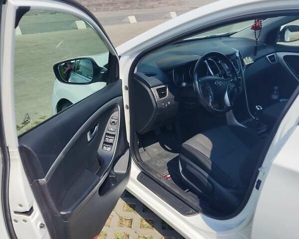 Белый Хендай i30, объемом двигателя 1.58 л и пробегом 219 тыс. км за 8500 $, фото 16 на Automoto.ua