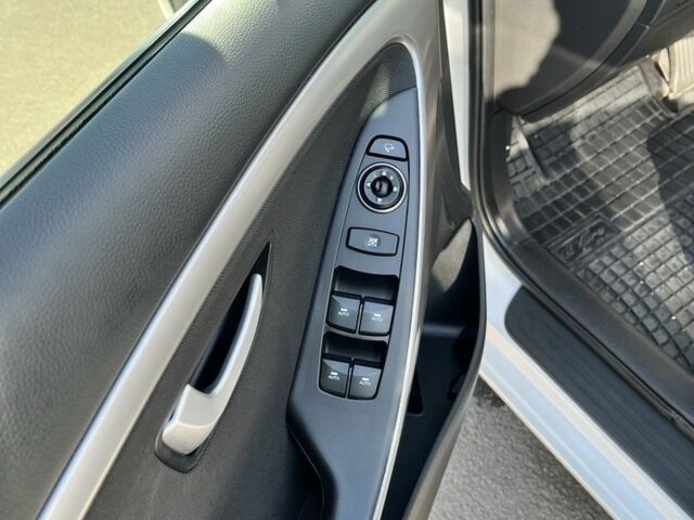 Белый Хендай i30, объемом двигателя 1.6 л и пробегом 131 тыс. км за 12500 $, фото 18 на Automoto.ua