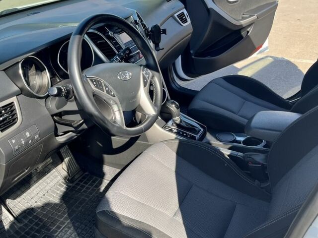 Белый Хендай i30, объемом двигателя 1.6 л и пробегом 131 тыс. км за 12500 $, фото 14 на Automoto.ua
