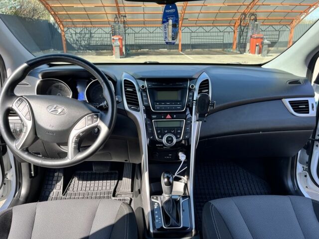 Белый Хендай i30, объемом двигателя 1.6 л и пробегом 131 тыс. км за 12500 $, фото 19 на Automoto.ua