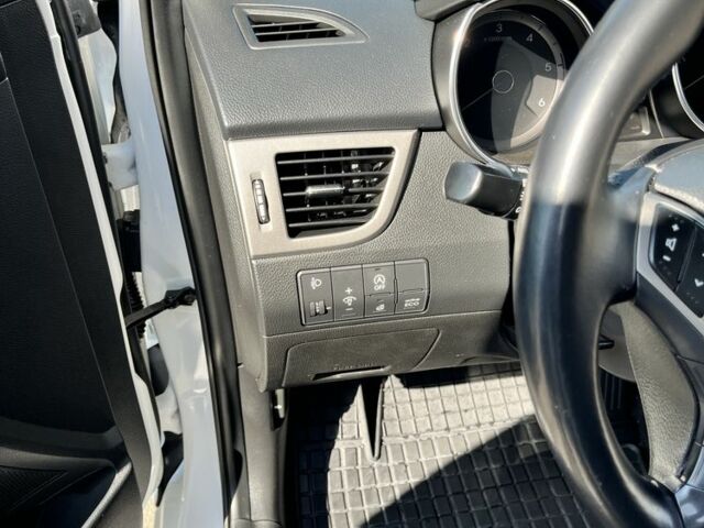 Белый Хендай i30, объемом двигателя 1.6 л и пробегом 131 тыс. км за 12500 $, фото 15 на Automoto.ua