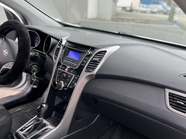 Білий Хендай i30, об'ємом двигуна 2 л та пробігом 135 тис. км за 9800 $, фото 5 на Automoto.ua