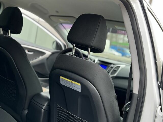 Білий Хендай i30, об'ємом двигуна 2 л та пробігом 135 тис. км за 9800 $, фото 7 на Automoto.ua