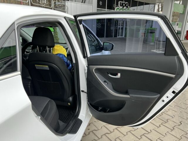 Білий Хендай i30, об'ємом двигуна 2 л та пробігом 135 тис. км за 9800 $, фото 1 на Automoto.ua