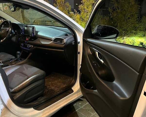 Білий Хендай i30, об'ємом двигуна 1.35 л та пробігом 88 тис. км за 13000 $, фото 14 на Automoto.ua