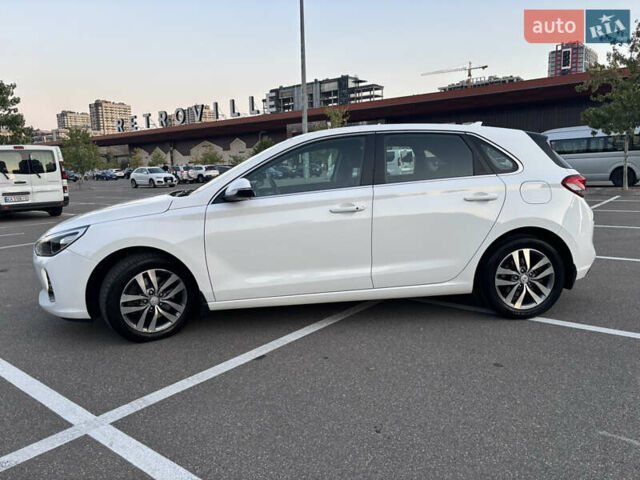 Белый Хендай i30, объемом двигателя 1.59 л и пробегом 72 тыс. км за 16000 $, фото 4 на Automoto.ua