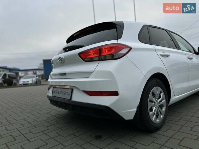 Белый Хендай i30, объемом двигателя 1.5 л и пробегом 56 тыс. км за 16843 $, фото 11 на Automoto.ua
