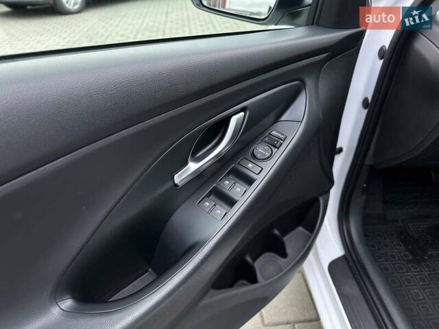 Белый Хендай i30, объемом двигателя 1.5 л и пробегом 56 тыс. км за 16843 $, фото 23 на Automoto.ua