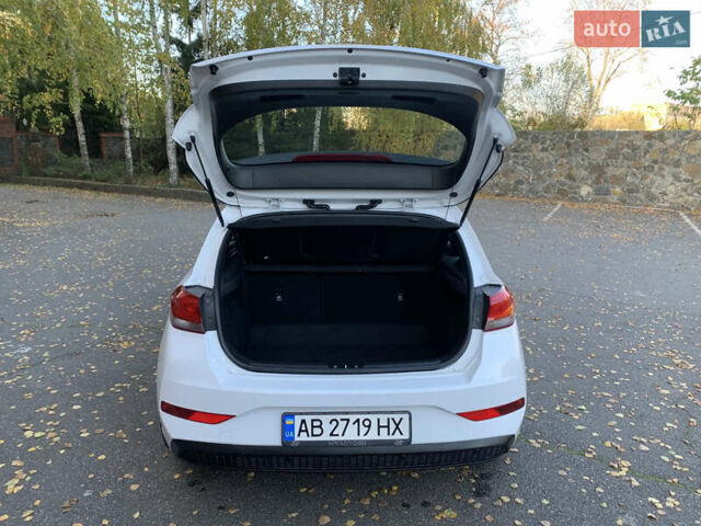 Белый Хендай i30, объемом двигателя 1.5 л и пробегом 70 тыс. км за 13800 $, фото 4 на Automoto.ua
