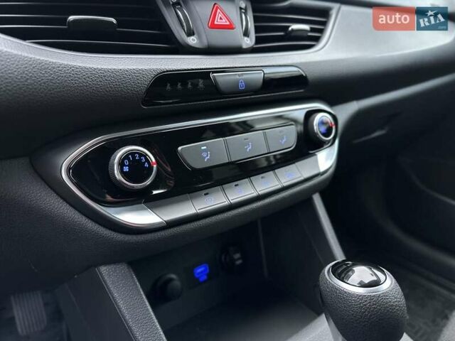 Белый Хендай i30, объемом двигателя 1.5 л и пробегом 56 тыс. км за 16843 $, фото 27 на Automoto.ua