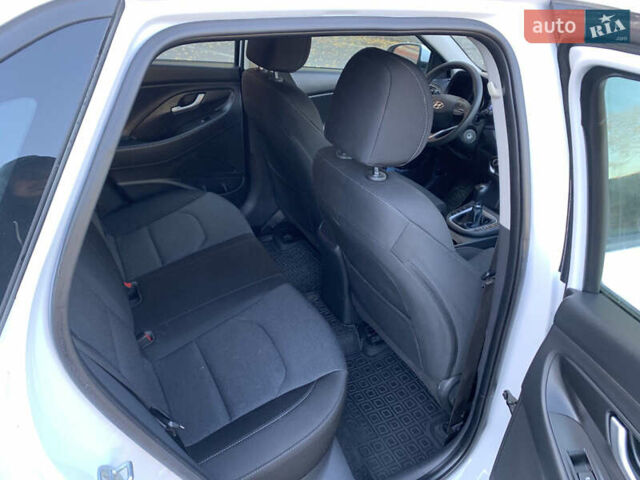 Белый Хендай i30, объемом двигателя 1.5 л и пробегом 70 тыс. км за 13800 $, фото 11 на Automoto.ua