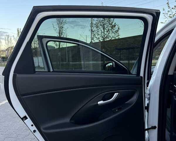 Белый Хендай i30, объемом двигателя 1.5 л и пробегом 44 тыс. км за 17400 $, фото 9 на Automoto.ua