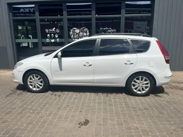 Белый Хендай i30, объемом двигателя 1.6 л и пробегом 310 тыс. км за 4700 $, фото 4 на Automoto.ua