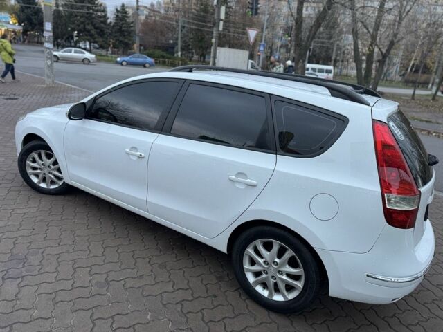 Белый Хендай i30, объемом двигателя 1.6 л и пробегом 194 тыс. км за 5999 $, фото 4 на Automoto.ua