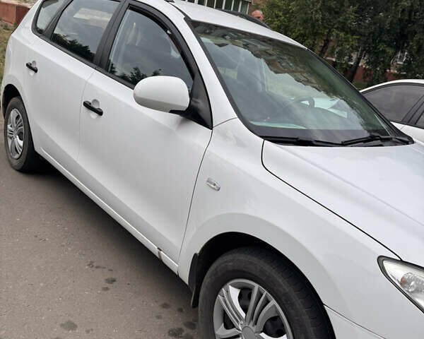 Белый Хендай i30, объемом двигателя 1.58 л и пробегом 270 тыс. км за 6200 $, фото 2 на Automoto.ua