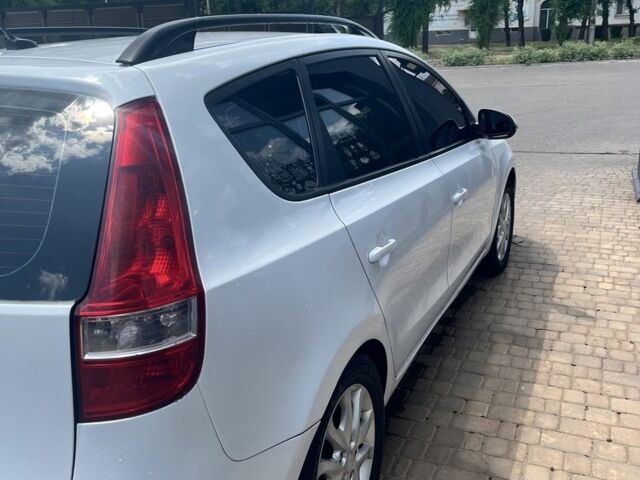 Белый Хендай i30, объемом двигателя 1.6 л и пробегом 310 тыс. км за 4700 $, фото 1 на Automoto.ua