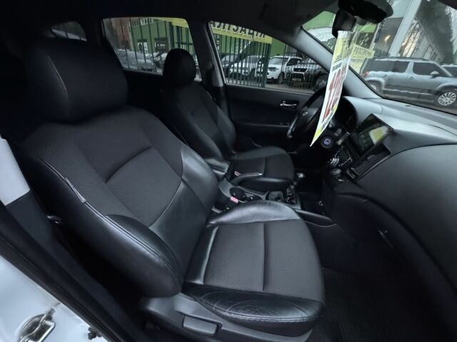 Белый Хендай i30, объемом двигателя 1.6 л и пробегом 194 тыс. км за 5999 $, фото 12 на Automoto.ua