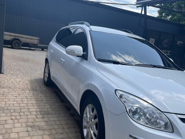 Белый Хендай i30, объемом двигателя 1.6 л и пробегом 310 тыс. км за 4700 $, фото 2 на Automoto.ua
