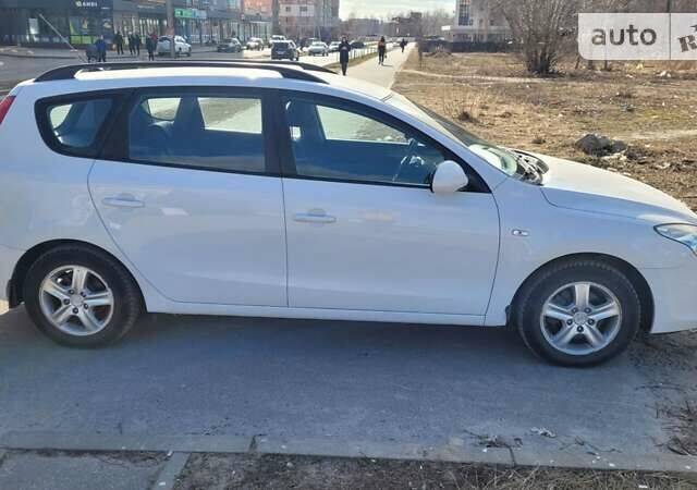 Белый Хендай i30, объемом двигателя 1.6 л и пробегом 195 тыс. км за 6800 $, фото 3 на Automoto.ua