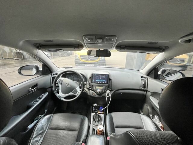 Белый Хендай i30, объемом двигателя 1.6 л и пробегом 310 тыс. км за 4700 $, фото 7 на Automoto.ua