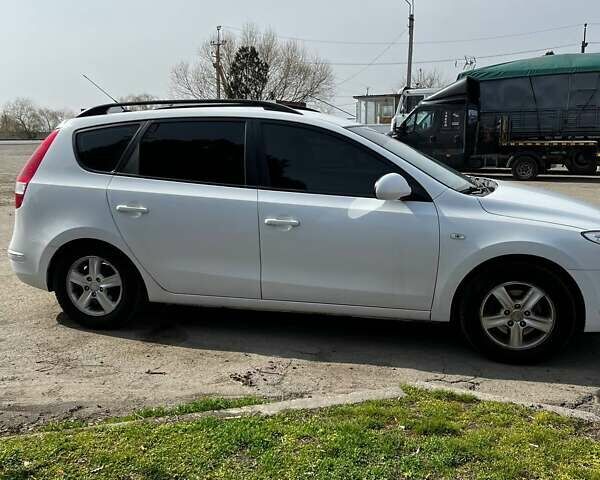 Хендай i30 2008 в Днепре (Днепропетровске) на Automoto.ua Белый Хендай i30, объемом двигателя 1.59 л и пробегом 350 тыс. км за 4999 $, фото 3 на Automoto.ua