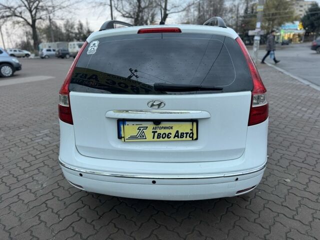 Белый Хендай i30, объемом двигателя 1.6 л и пробегом 194 тыс. км за 5999 $, фото 5 на Automoto.ua