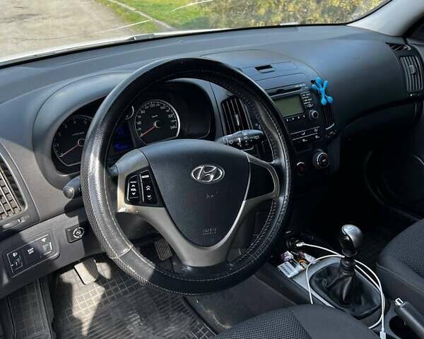 Хендай i30 2008 в Днепре (Днепропетровске) на Automoto.ua Белый Хендай i30, объемом двигателя 1.59 л и пробегом 350 тыс. км за 4999 $, фото 4 на Automoto.ua