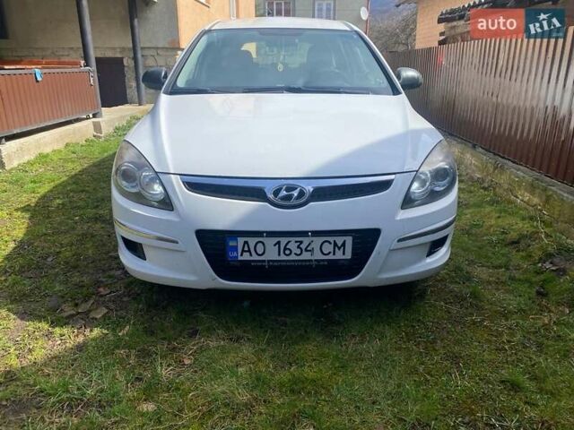 Белый Хендай i30, объемом двигателя 0 л и пробегом 154 тыс. км за 5350 $, фото 5 на Automoto.ua