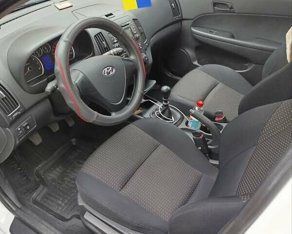 Белый Хендай i30, объемом двигателя 1.6 л и пробегом 155 тыс. км за 6500 $, фото 4 на Automoto.ua