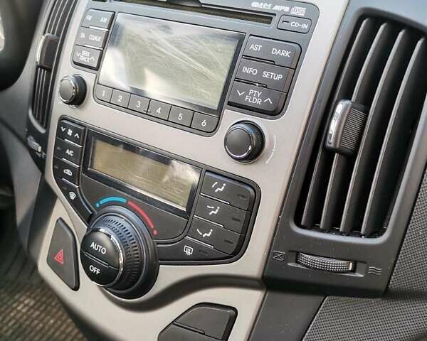 Белый Хендай i30, объемом двигателя 1.6 л и пробегом 250 тыс. км за 5600 $, фото 6 на Automoto.ua