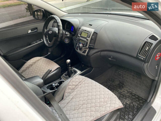 Белый Хендай i30, объемом двигателя 1.59 л и пробегом 253 тыс. км за 7000 $, фото 6 на Automoto.ua